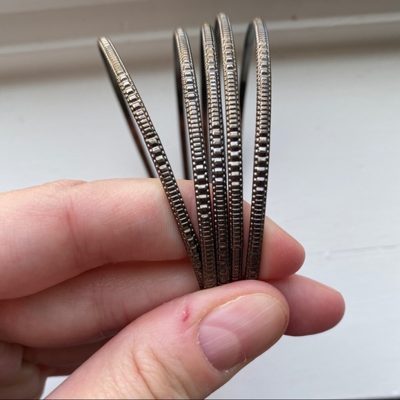 Vintage brassy thin tribal-style bangle bracelets - Picture 5 of 6